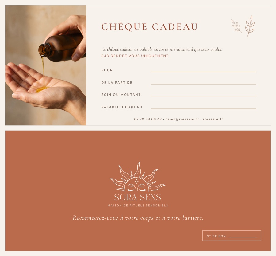 Chèque cadeau Sora Sens : recto crème avec les champs à remplir, verso terre cuite au logotype soleil