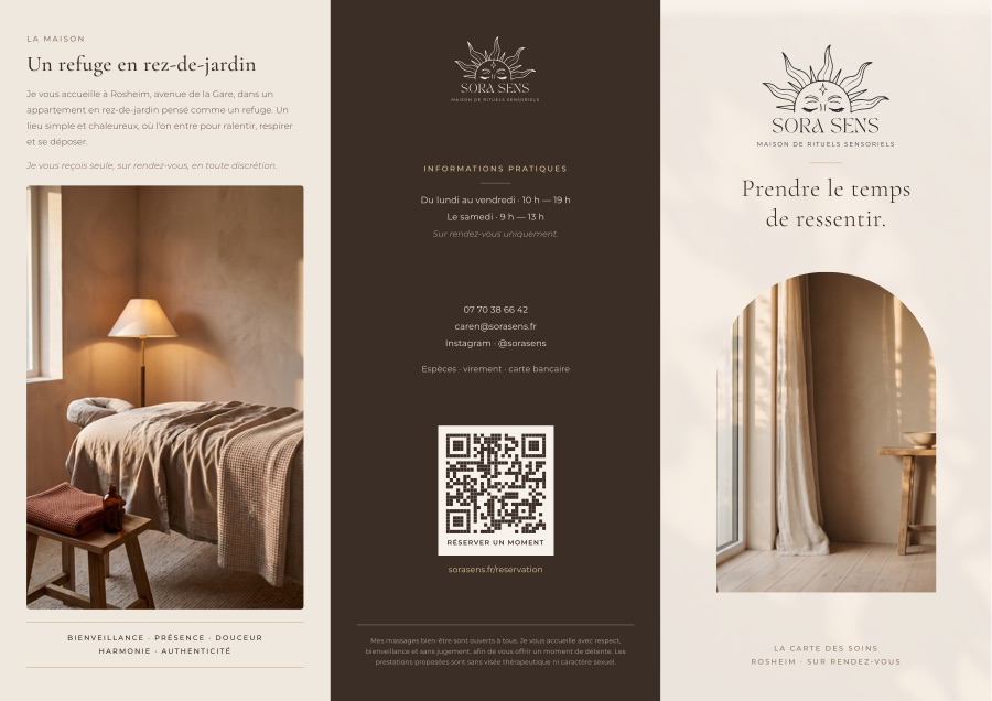 Dépliant trois volets, extérieur : la couverture, les informations pratiques avec le QR code de réservation, et la présentation de la maison